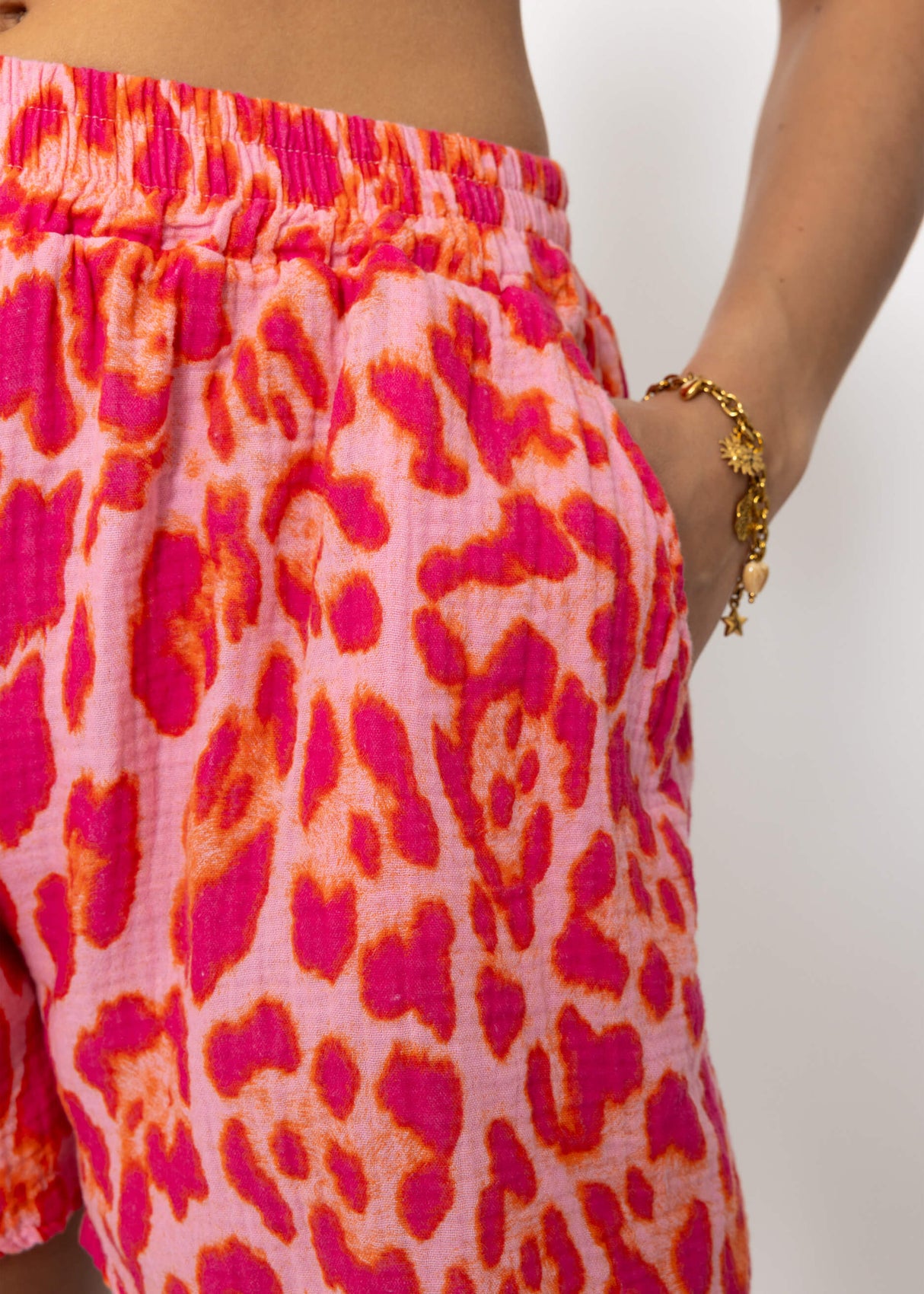 Muslin shorts with leo print - pink