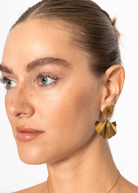 Stud earrings with pendant - gold