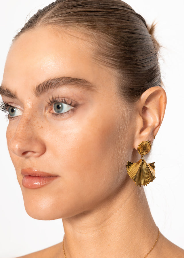 Stud earrings with pendant - gold
