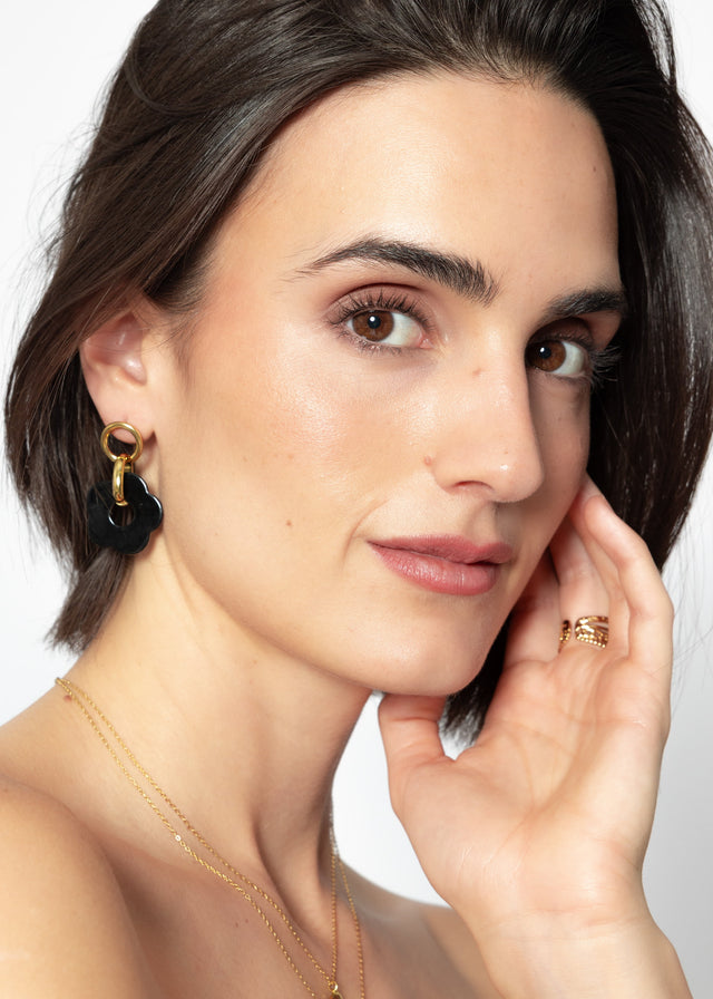 Stud earrings with black flower pendant - gold