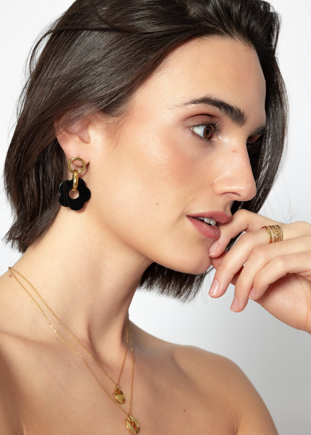 Stud earrings with black flower pendant - gold