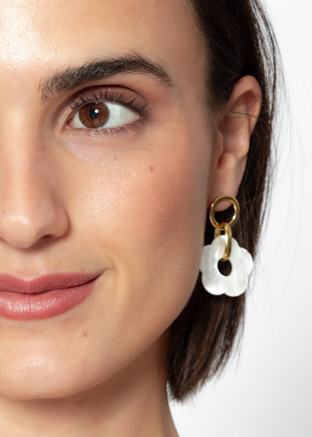 Stud earrings with white flower pendant - gold