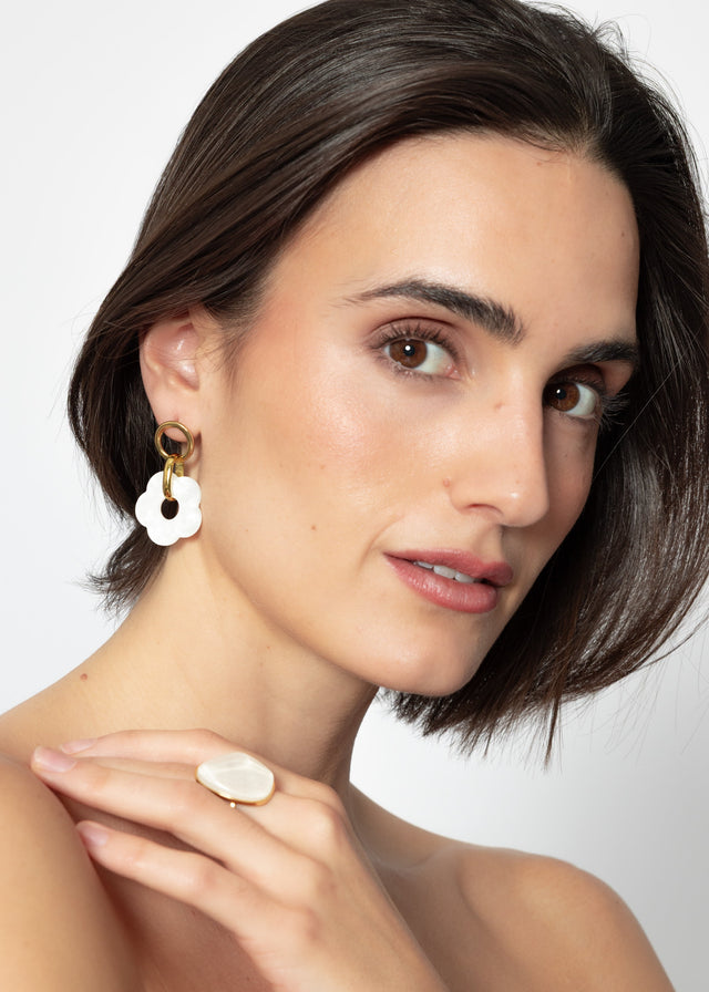 Stud earrings with white flower pendant - gold