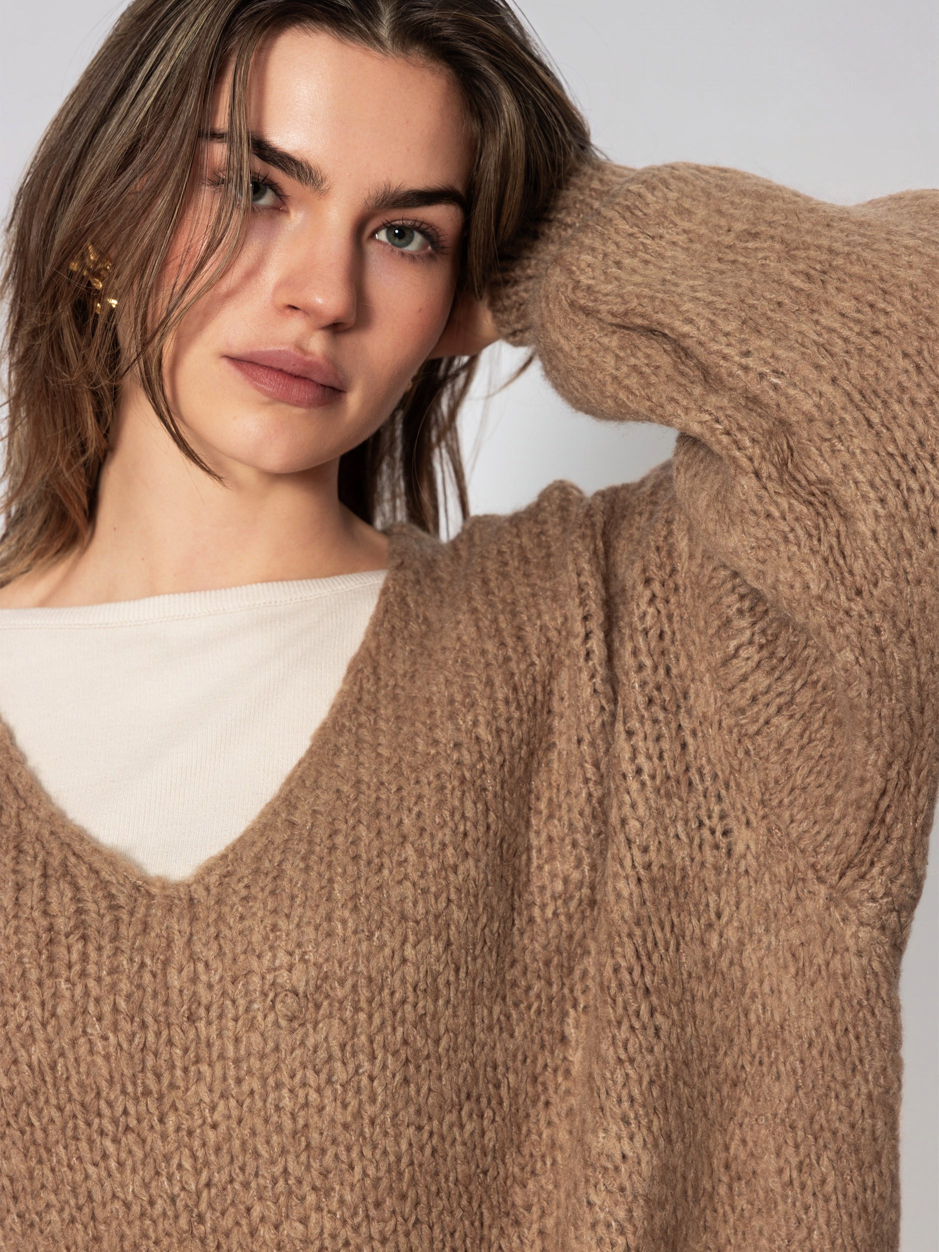 Oversize Pullover mit V-Ausschnitt - hellbraun