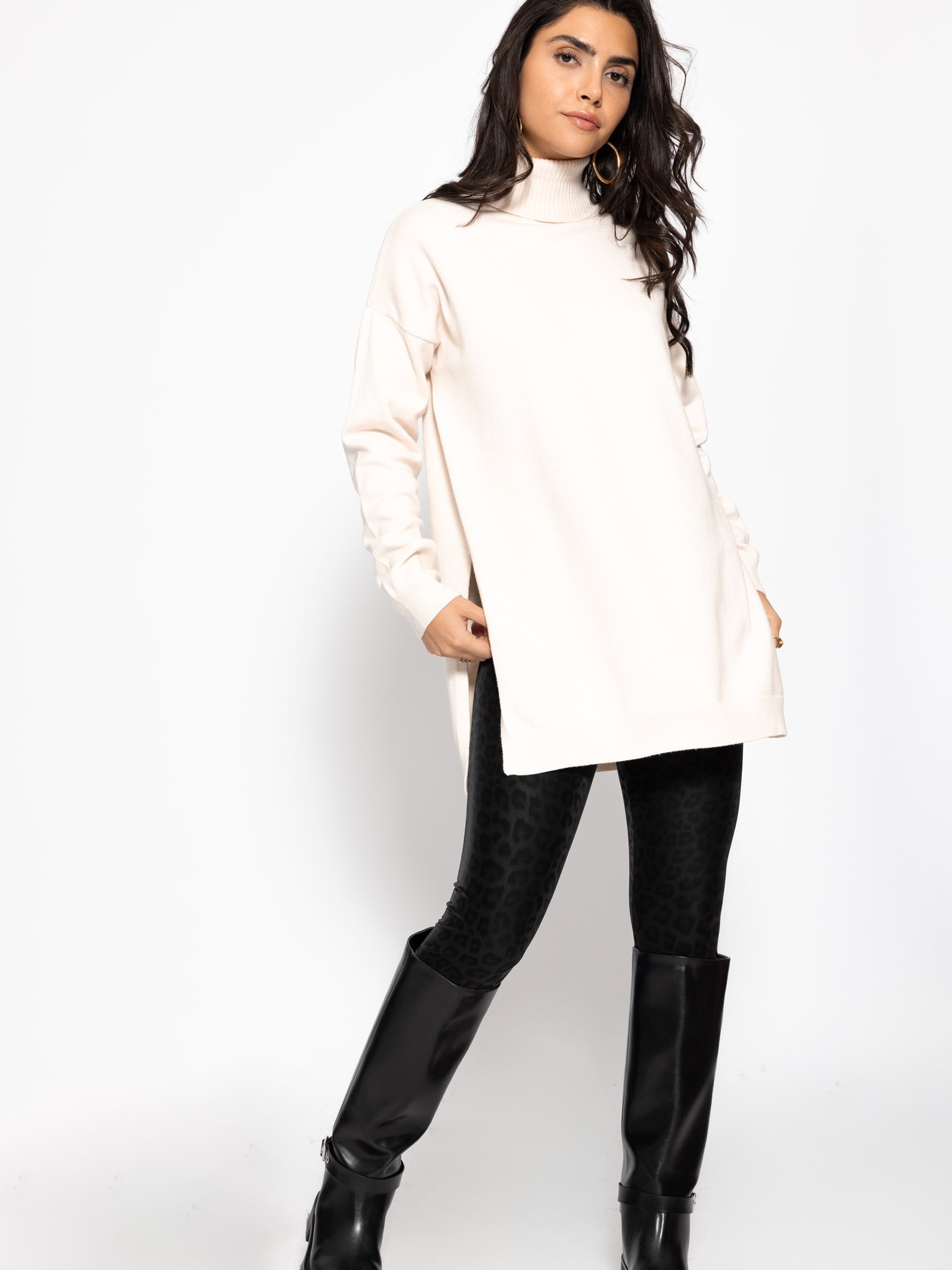 Oversize Rollkragenpullover mit langen Seitenschlitzen - offwhite