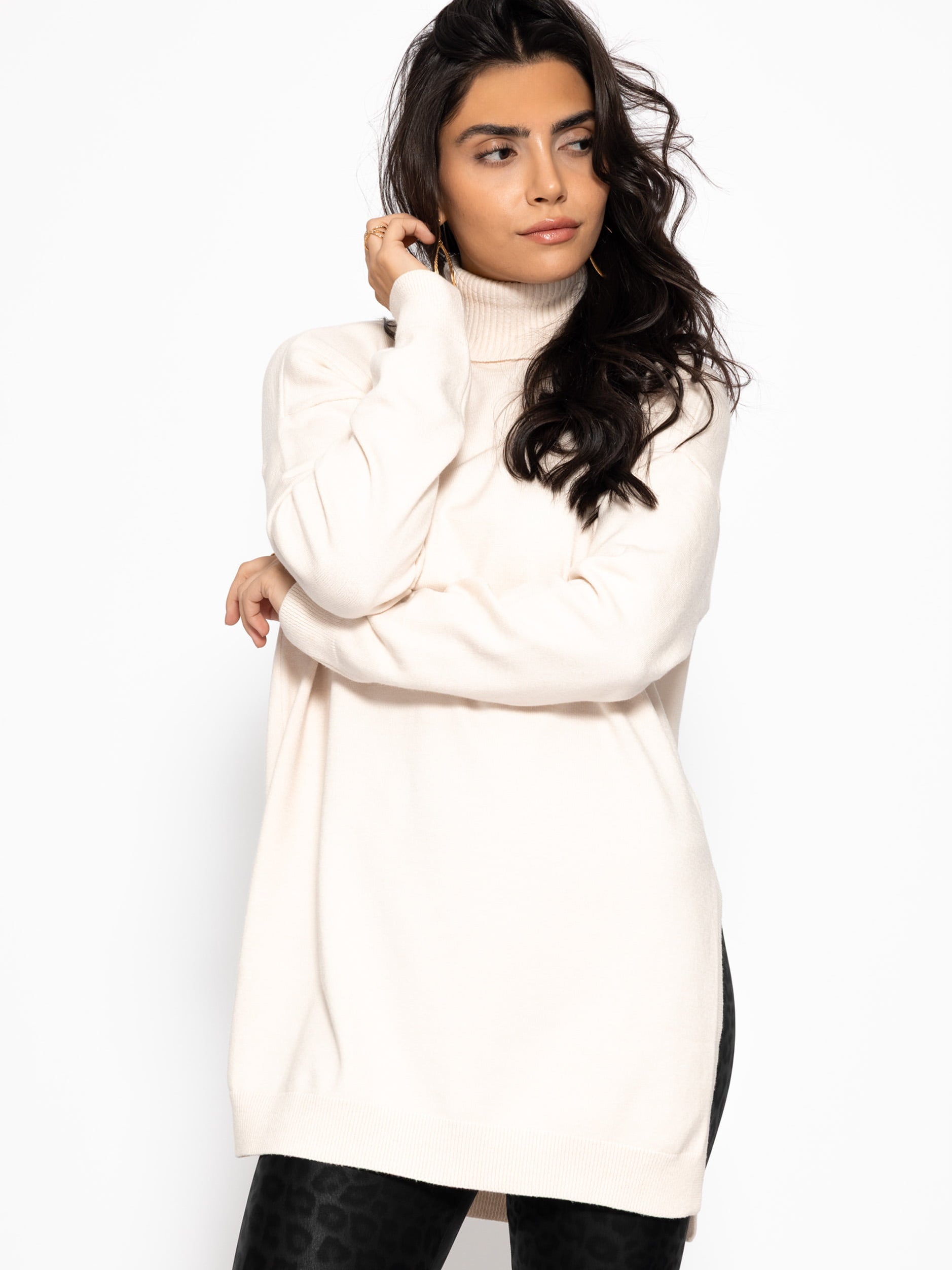 Oversize Rollkragenpullover mit langen Seitenschlitzen - offwhite
