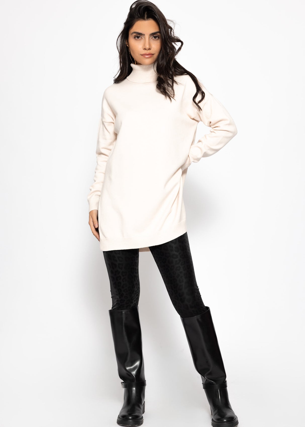 Oversize Rollkragenpullover mit langen Seitenschlitzen - offwhite