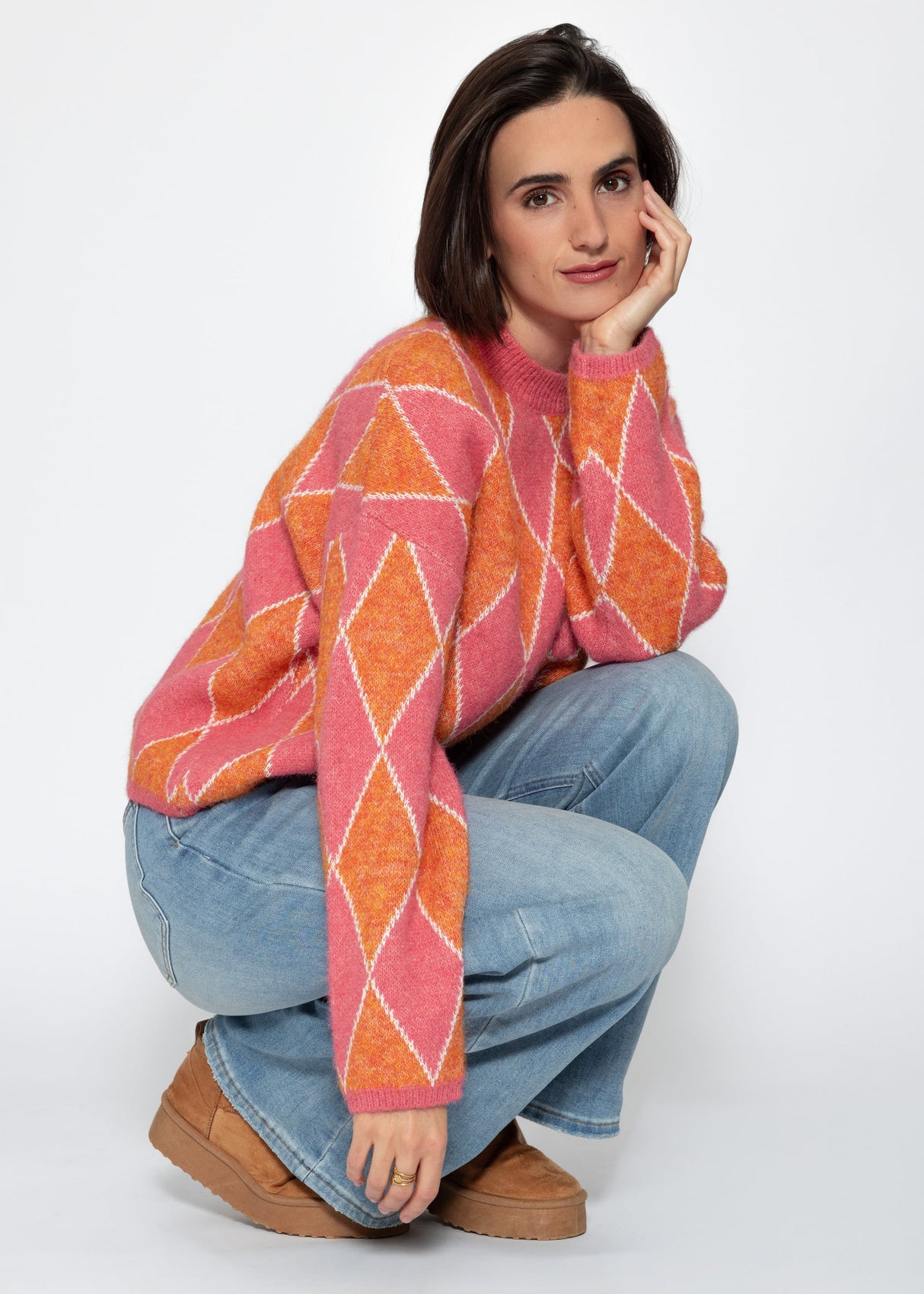 Oversized knit sweater with diamond pattern - pink-orange