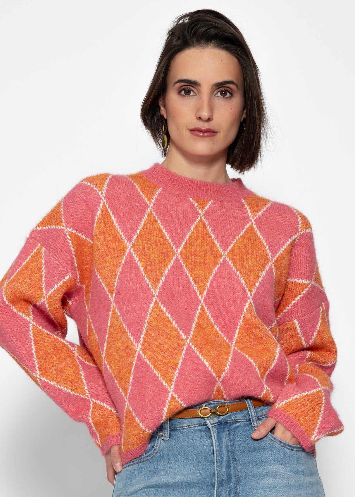 Oversized knit sweater with diamond pattern - pink-orange