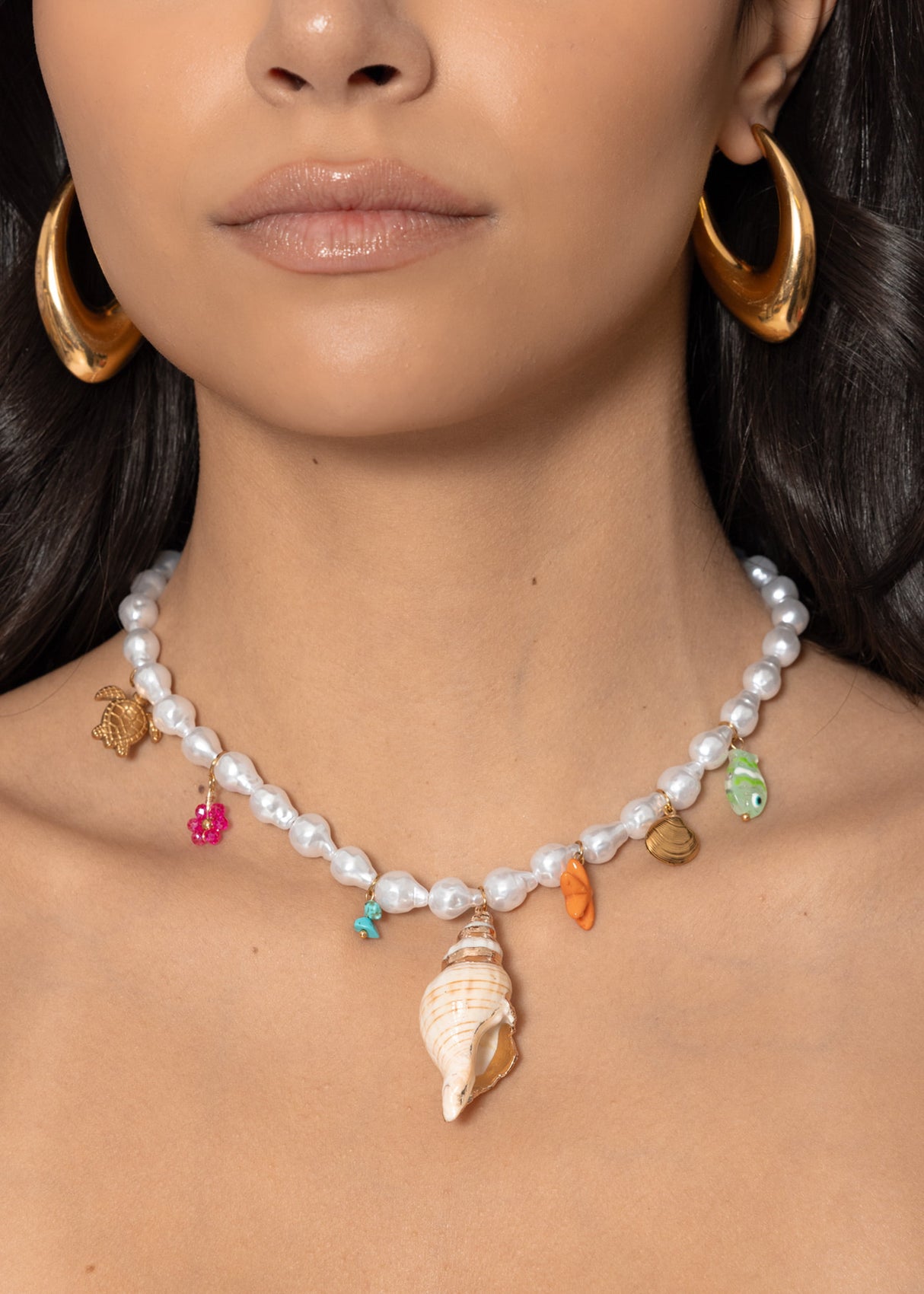 Pearl necklace with maritime charms - white