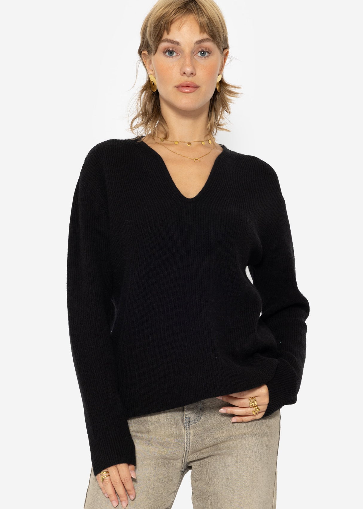 Sweater with accentuated V-neck - black