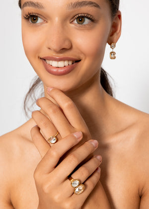 Ring mit 2 hellen Schmucksteinen - gold