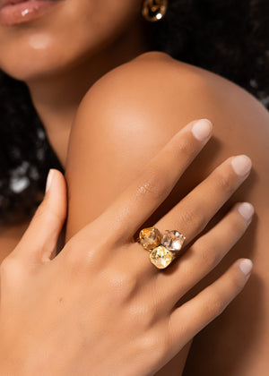 Ring mit 3 Schmucksteinen - gold