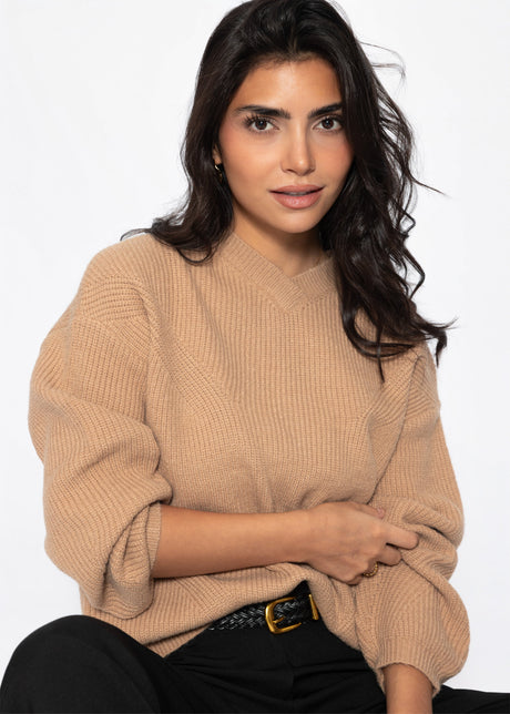 Rippstrickpullover mit hohem V-Ausschnitt - hellbraun von SASSYCLASSY