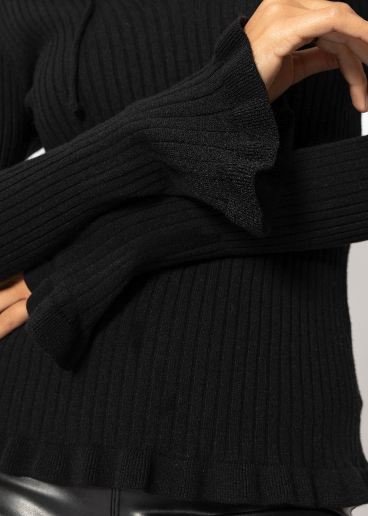 Rippstrickoberteil mit Bindeband am Ausschnitt - schwarz