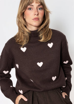 Rollkragenpullover mit Herzmuster - braun
