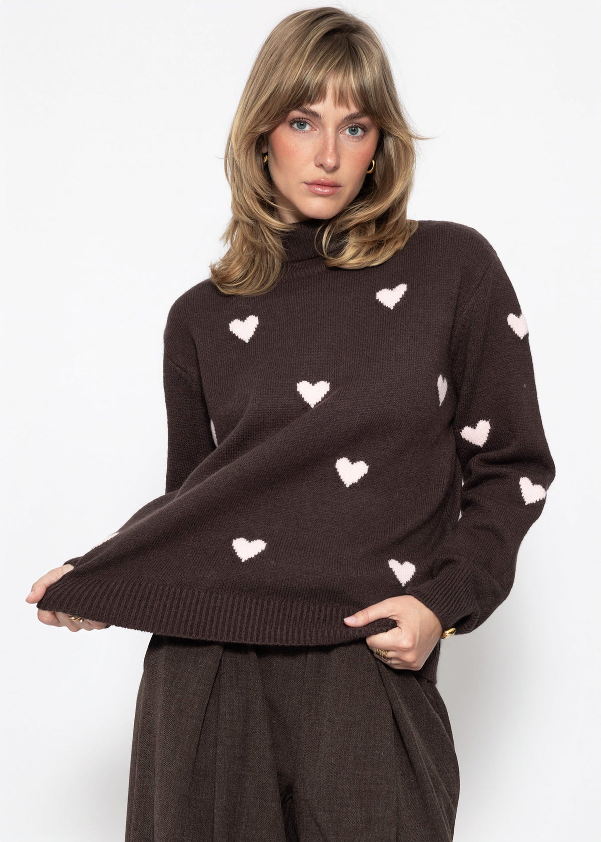 Rollkragenpullover mit Herzmuster - braun