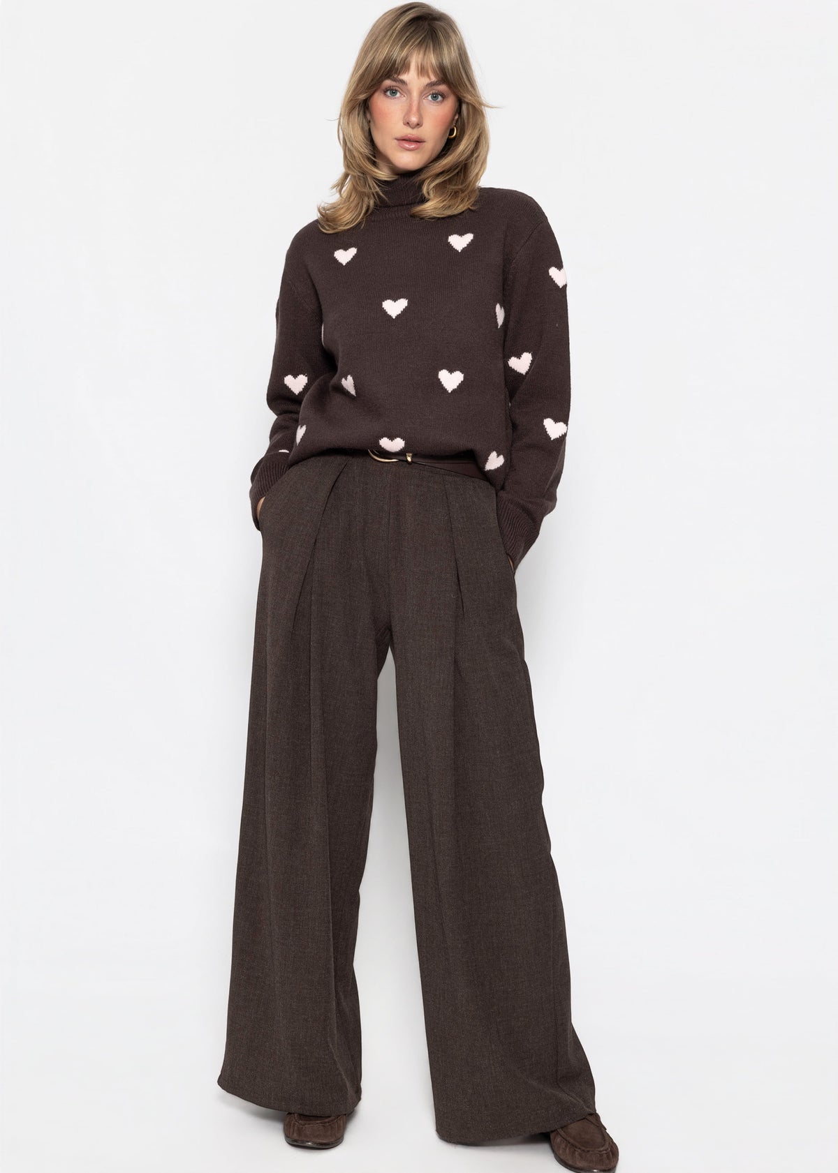 Rollkragenpullover mit Herzmuster - braun