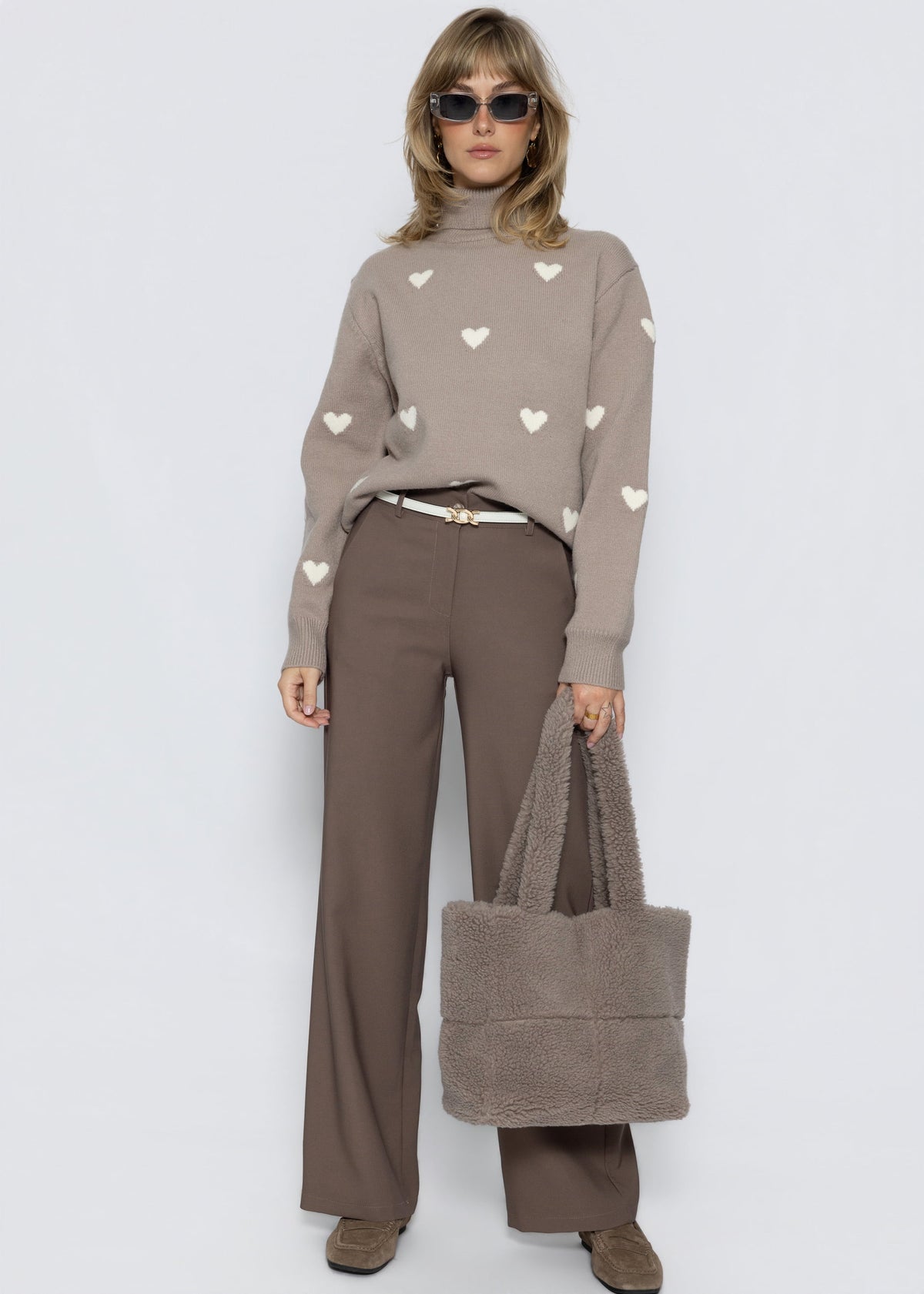 Rollkragenpullover mit Herzmuster - taupe
