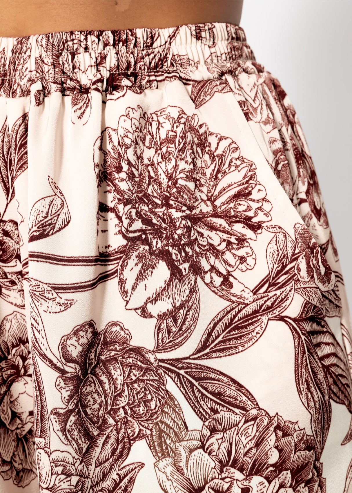 Satin shorts with print - off-white-burgundy