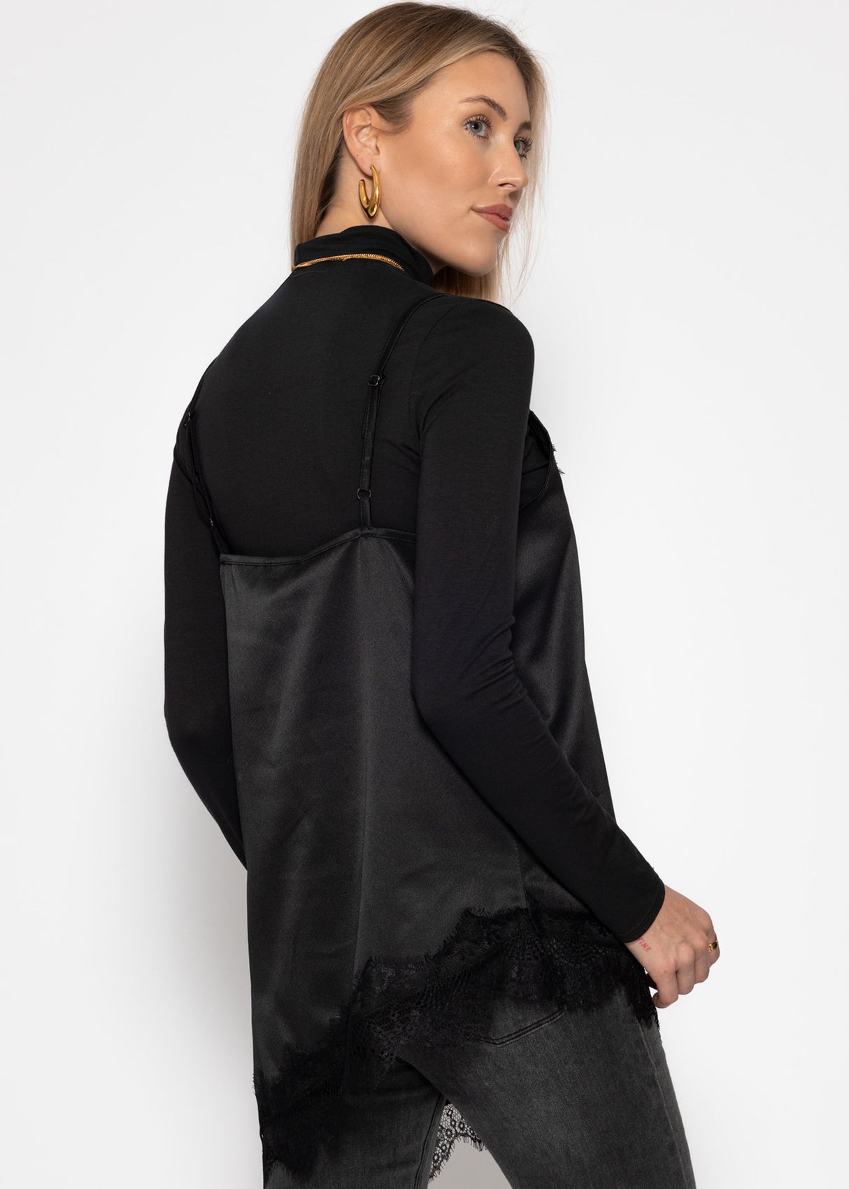 Satin-Top mit Spitze und asymmetrischem Saum - schwarz