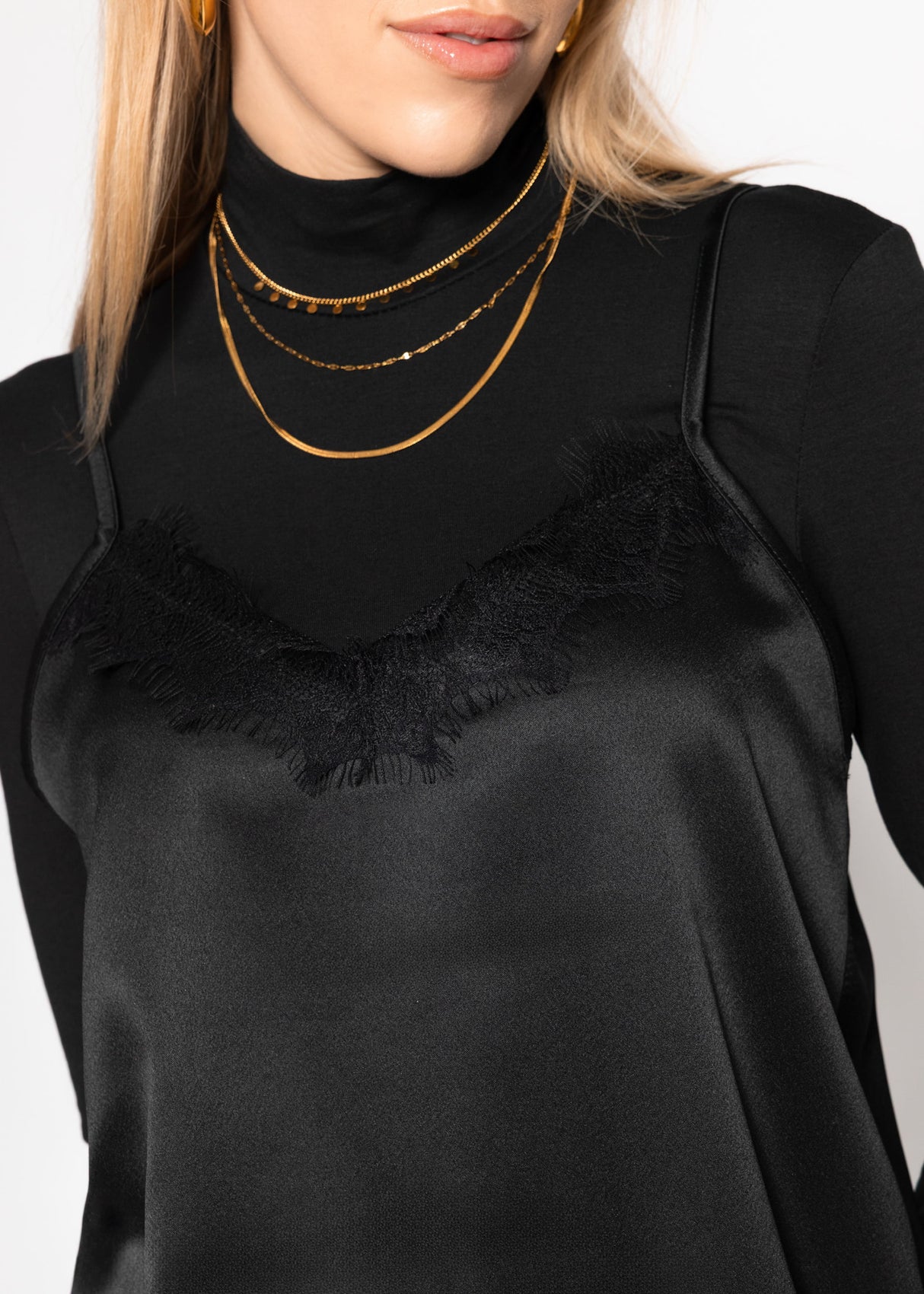 Satin-Top mit Spitze und asymmetrischem Saum - schwarz
