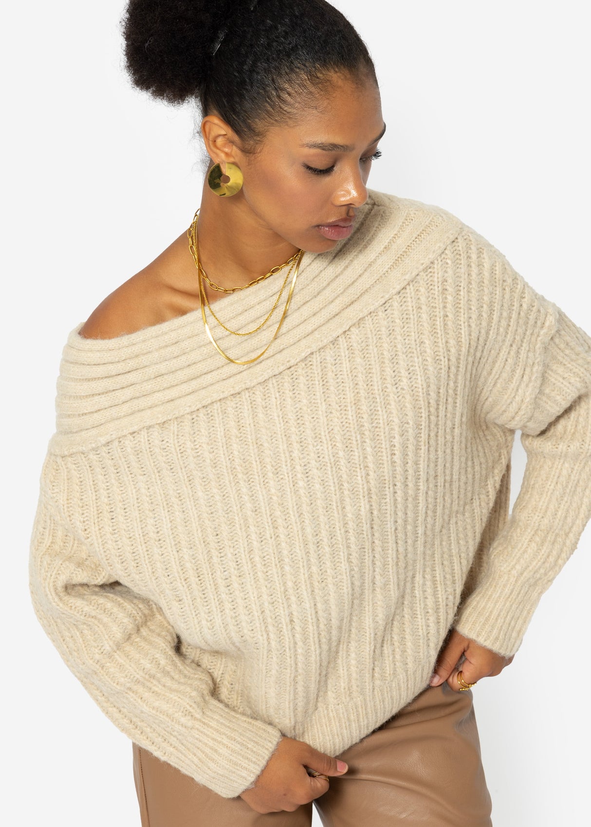Off-the-shoulder knitted sweater - light beige