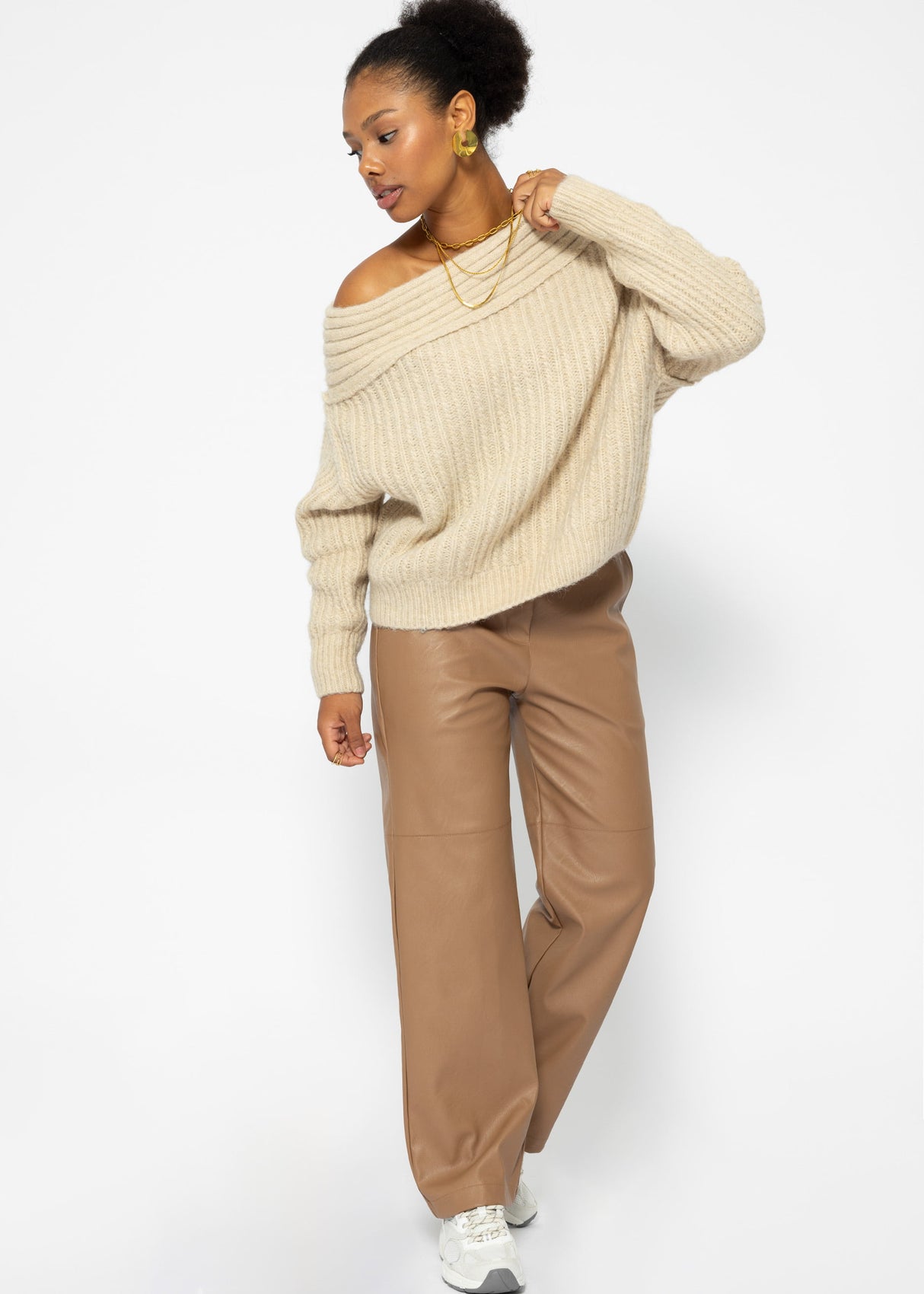 Off-the-shoulder knitted sweater - light beige