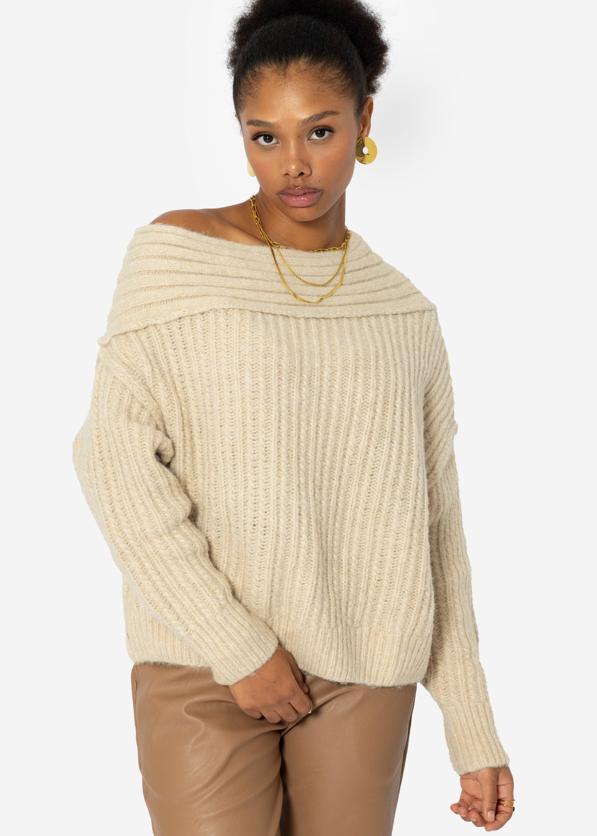 Off-the-shoulder knitted sweater - light beige