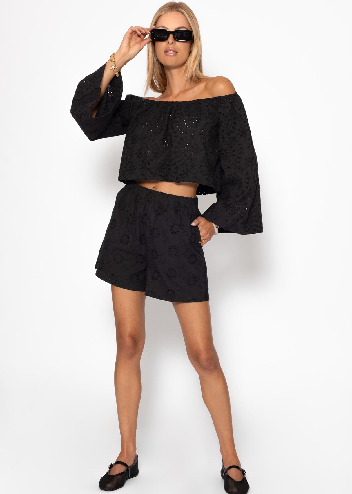 Shorts mit Lochstickerei - schwarz
