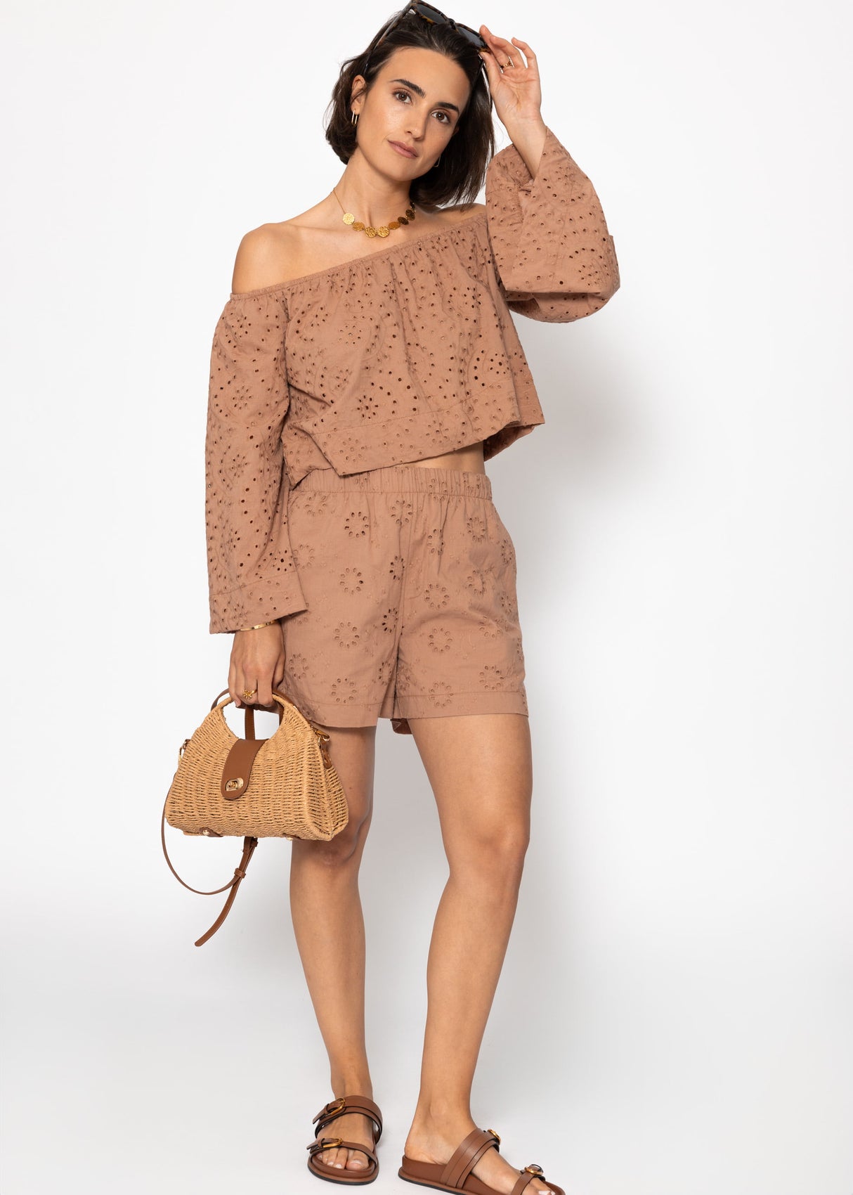 Shorts mit Lochstickerei - mocca mousse