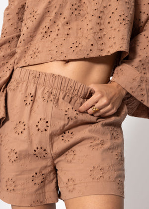 Shorts mit Lochstickerei - mocca mousse