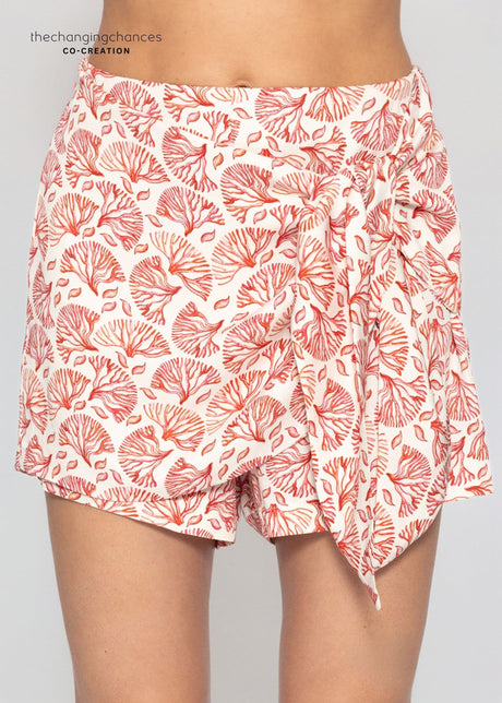 Skort mit Wickeldetail und Korallenmuster - rot-weiß von SASSYCLASSY