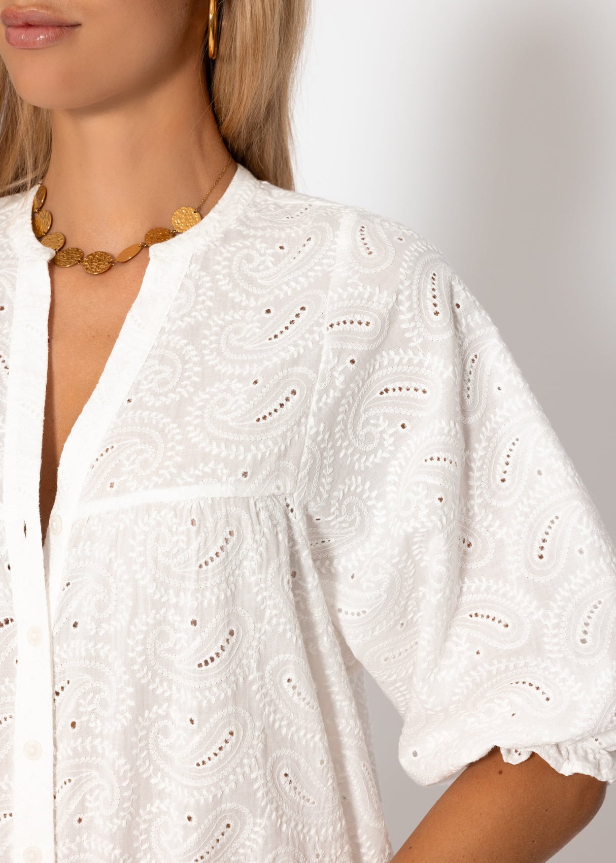 Spitzen Bluse mit kurzen Ballonärmeln - weiß