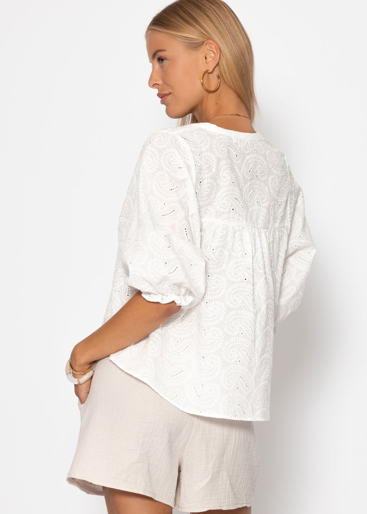 Spitzen Bluse mit kurzen Ballonärmeln - weiß