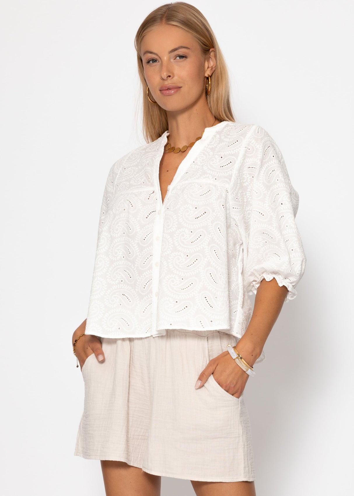 Spitzen Bluse mit kurzen Ballonärmeln - weiß