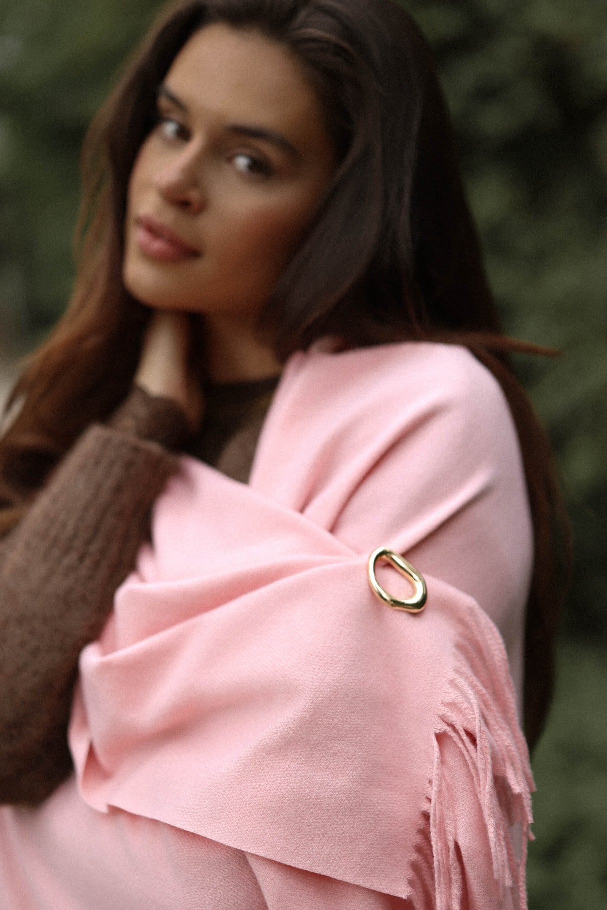 Statement Brosche in geschwungener Form - gold