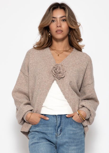 Strickjacke mit Blumenapplikation - taupe von SASSYCLASSY
