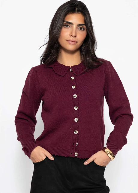 Strickjacke mit Häkelkragen - burgundy von SASSYCLASSY