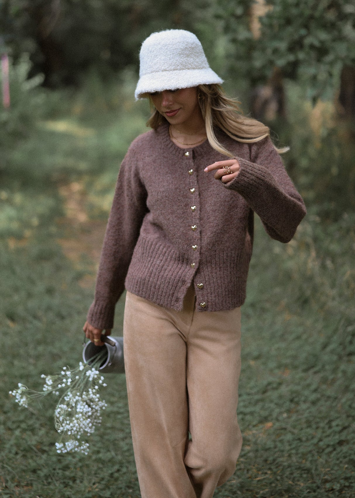 Strickjacke mit Herzknöpfen - braun