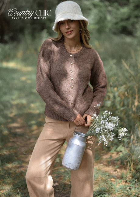 Strickjacke mit Herzknöpfen - braun von SASSYCLASSY