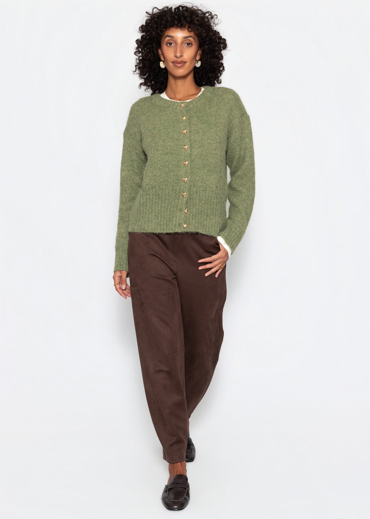 Strickjacke mit Herzknöpfen - khaki