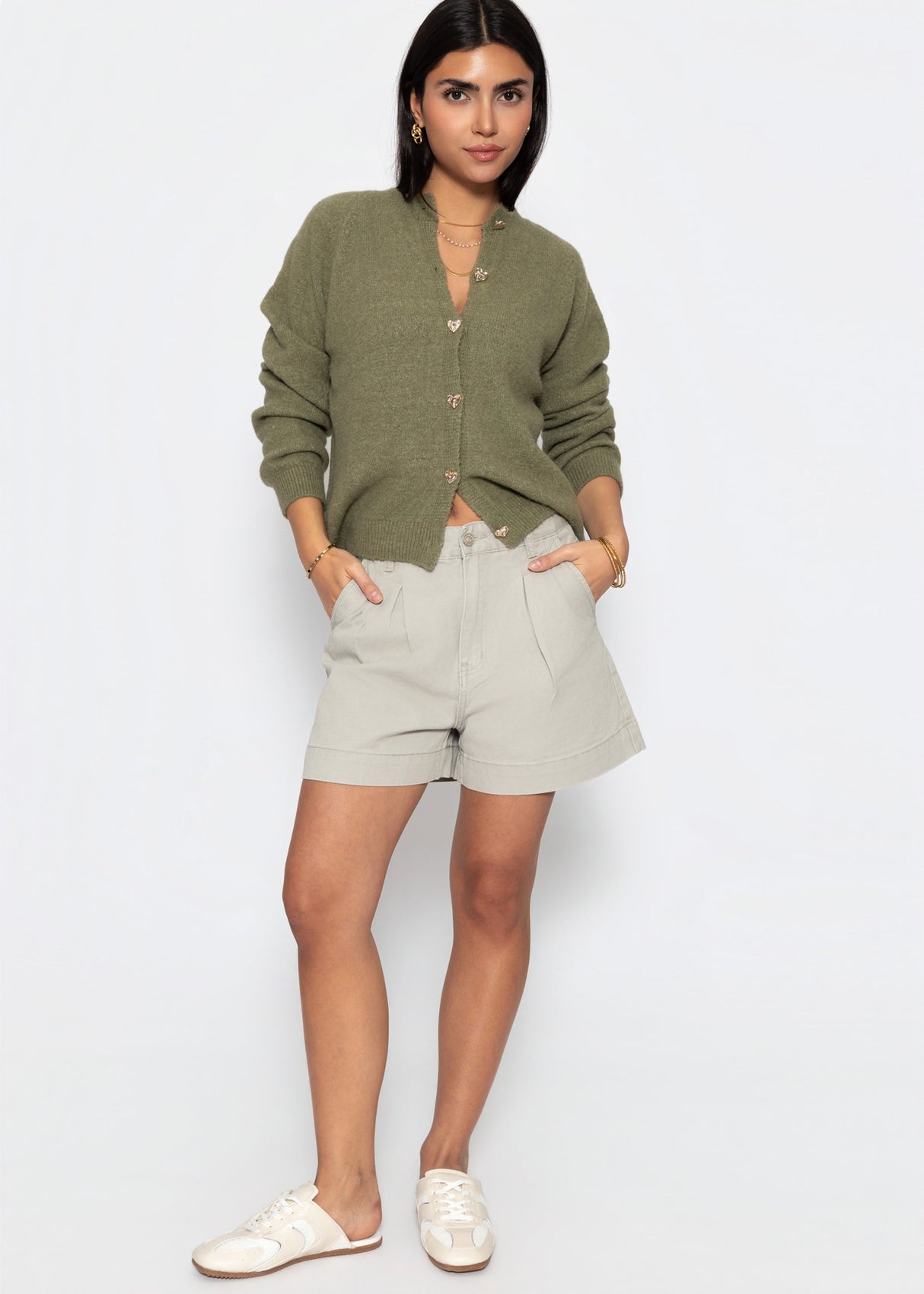 Strickjacke mit Herzknöpfen - khaki