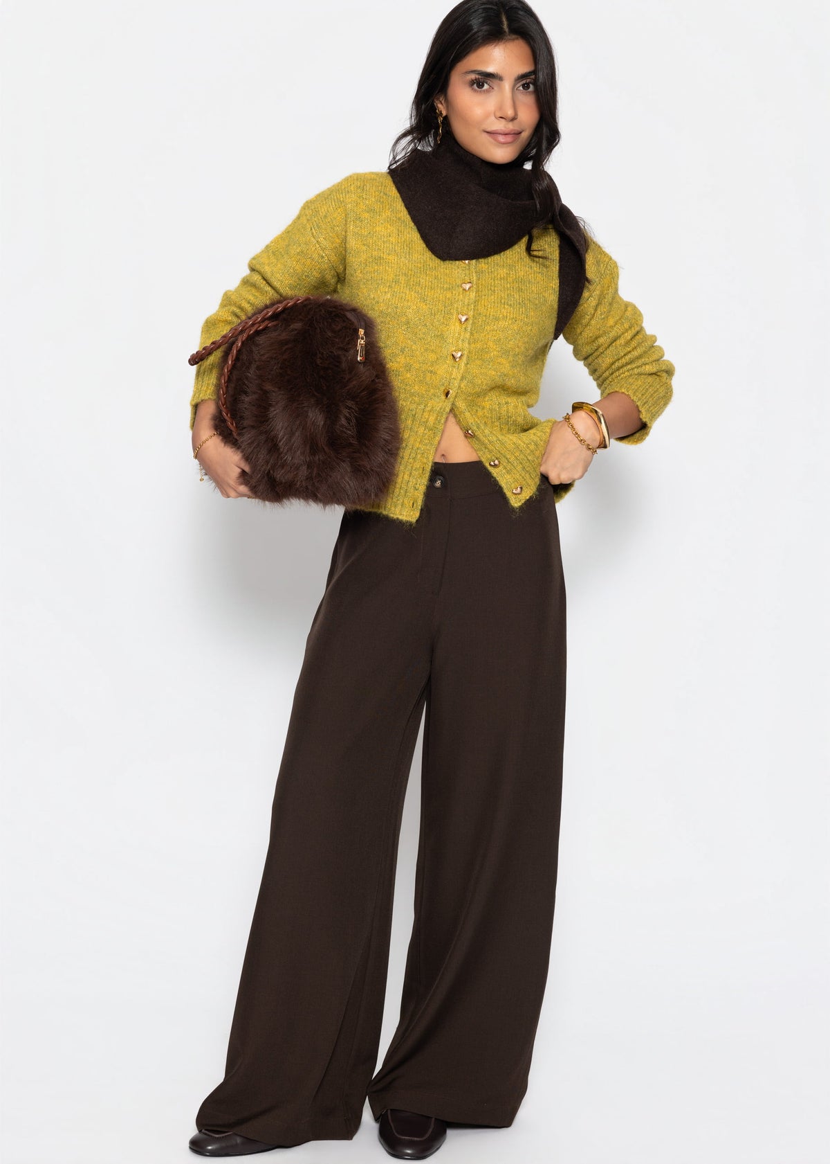 Strickjacke mit Herzknöpfen - olivgelb