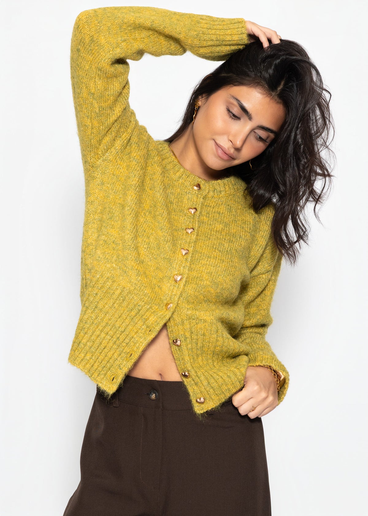 Strickjacke mit Herzknöpfen - olivgelb
