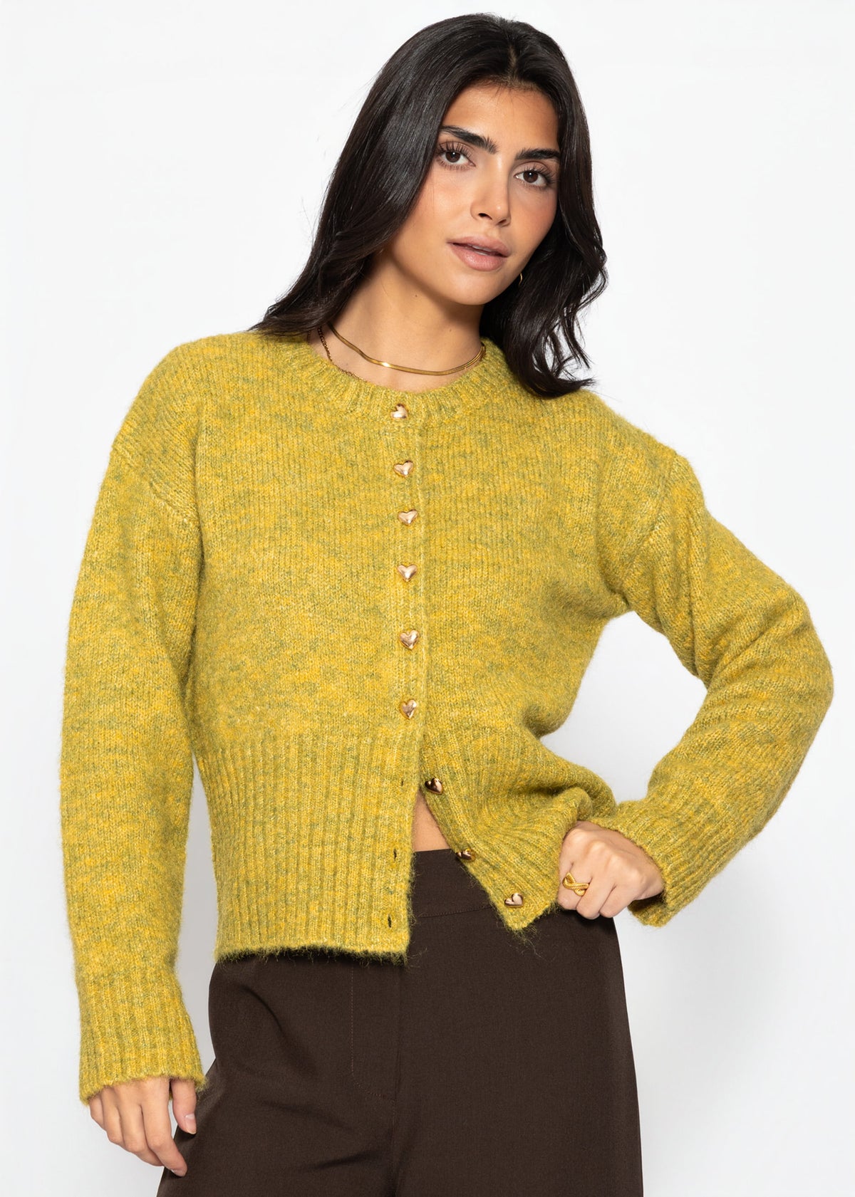 Strickjacke mit Herzknöpfen - olivgelb