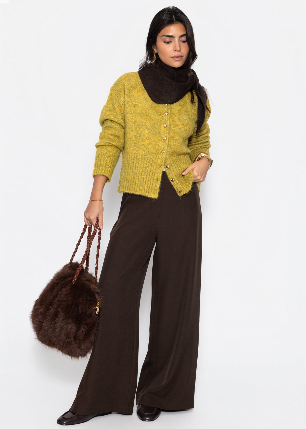 Strickjacke mit Herzknöpfen - olivgelb