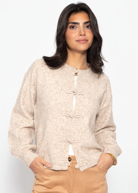 Strickjacke mit Knebelverschluss - beige von SASSYCLASSY