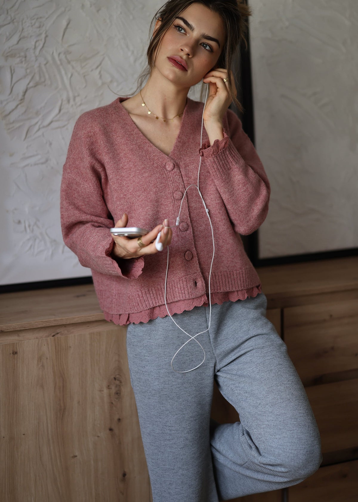 Strickjacke mit Lochstickerei - mauve