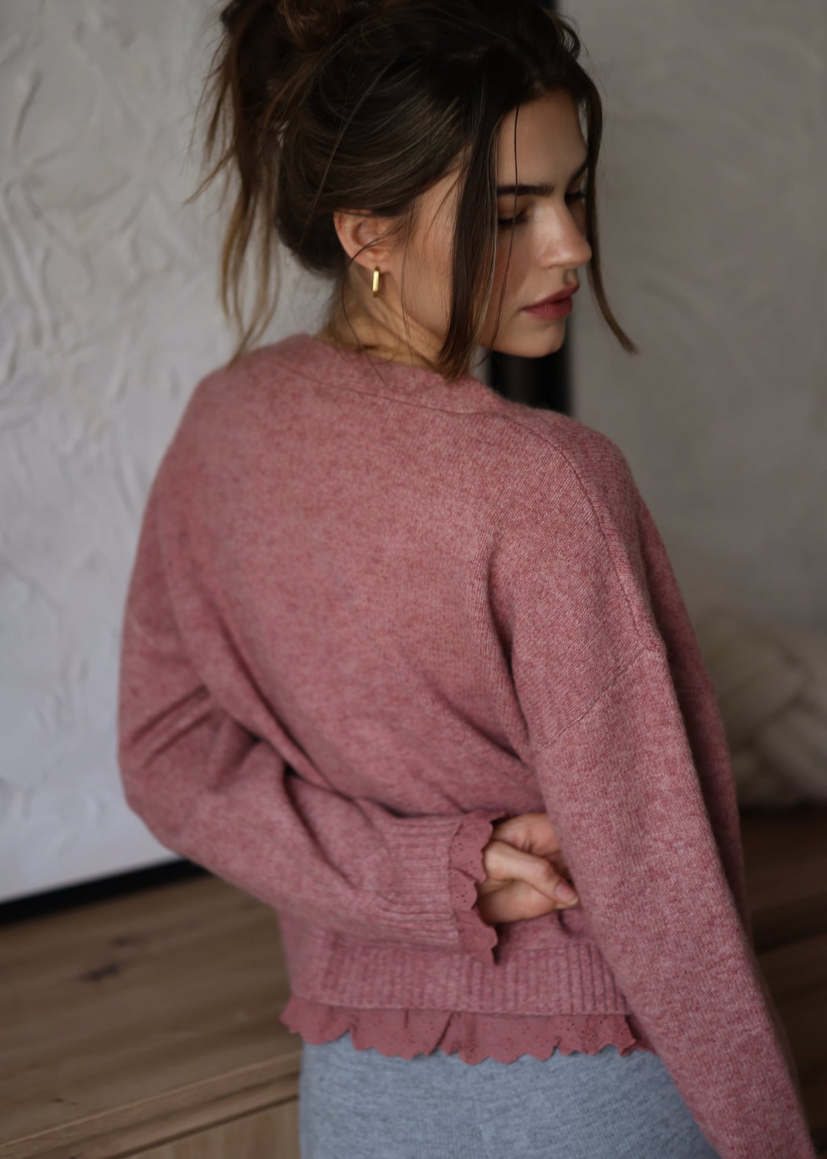 Strickjacke mit Lochstickerei - mauve